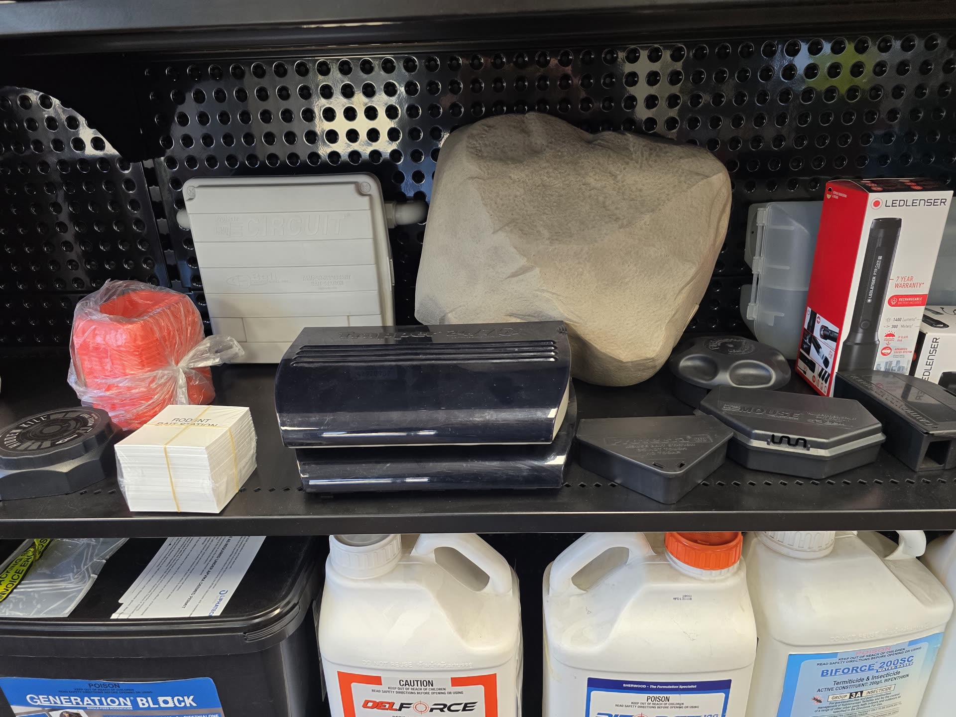 Rock decoy bait station and disc stations shelf